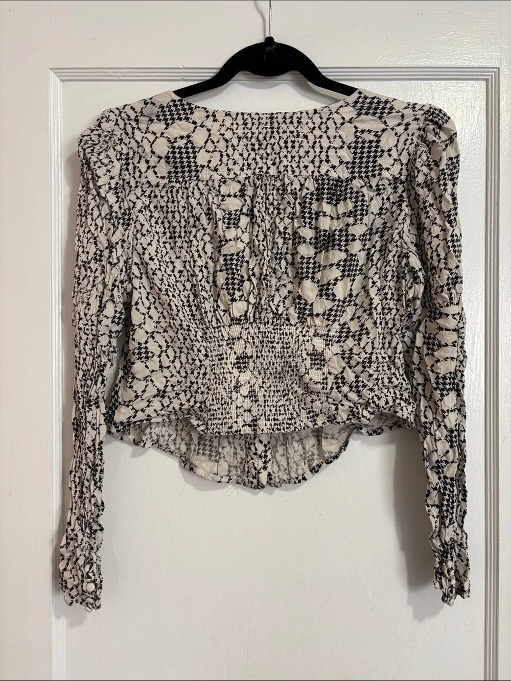 Free People Black and White V-Neck cropped long sleeve shirt Size Medium